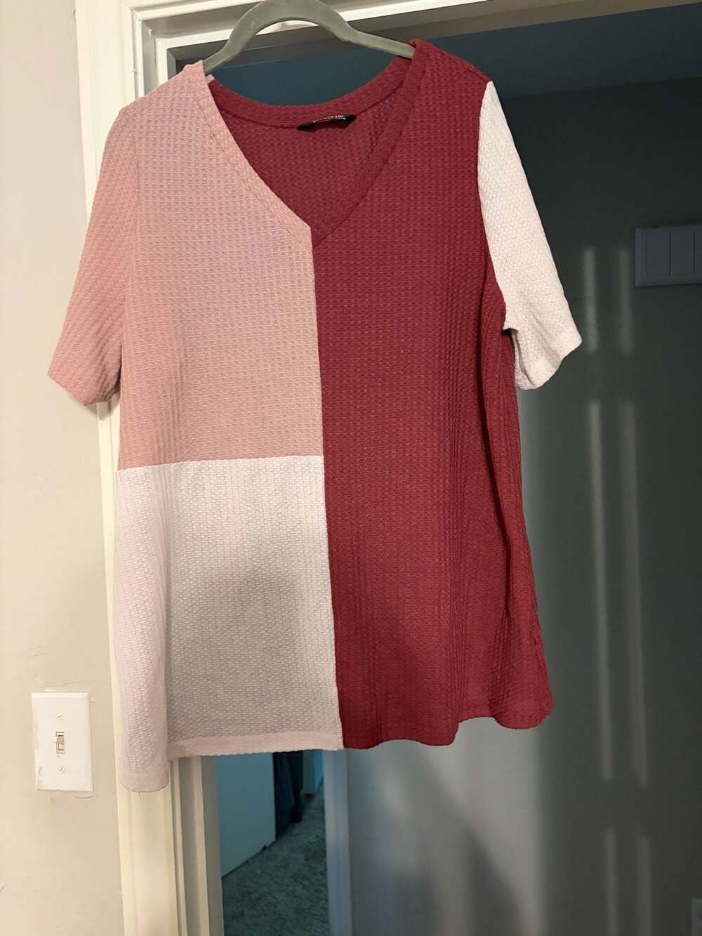 BloomChic Women's Plus Size Waffle Knit Color Block V-Neck Short Sleeve Top